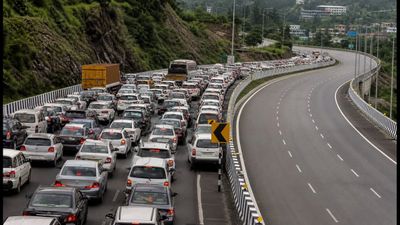 दिल्ली-देहरादून एक्सप्रेसवे पर भारी जाम: फंसने से बचना है तो आज ही अपनाएं ये वैकल्पिक रूट दिल्ली-देहरादून एक्सप्रेसवे पर भारी जाम: फंसने से बचना है तो आज ही अपनाएं ये वैकल्पिक रूट