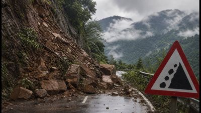 वीकेंड ट्रिप पर जा रहे हैं? पेलिंग-युक्सोम रोड बंद और दार्जिलिंग में भारी बारिश का अलर्ट, घर से निकलने से पहले ये पढ़ें