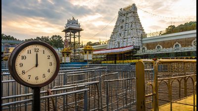 తిరుమల వెళ్తున్నారా? శ్రీవారి దర్శనానికి 24 గంటల నిరీక్షణ.. ప్లాన్ ఇలా మార్చుకుంటేనే మేలు! తిరుమల వెళ్తున్నారా? శ్రీవారి దర్శనానికి 24 గంటల నిరీక్షణ.. ప్లాన్ ఇలా మార్చుకుంటేనే మేలు!