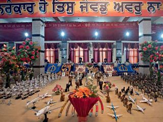 Struggling Get Visa Offer Toy Aeroplane At Gurudwara Hindi