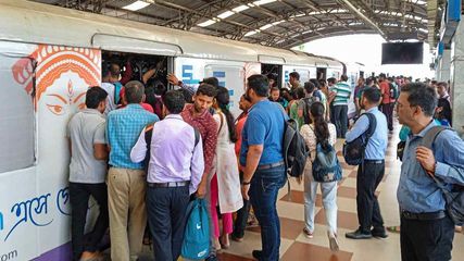 Kolkata Metro Service Will Be Available Till Midnight Last Train Will Leave At 11pm