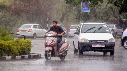 Heavy Rains In Mumbai Halted Trains Buses And Flights Imd Issued Red Alert For Rain In Uttarakhand