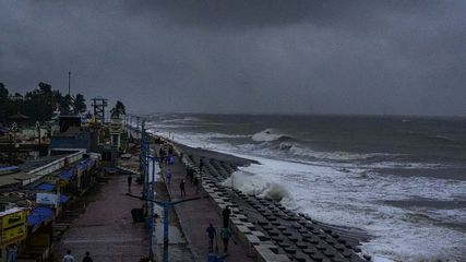 Cyclone Dana Hits Odisha Coast Cold Increased In Delhi And Heavy Rain Alert Issued In Bihar Kolkata