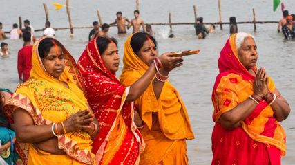 Chhath Puja 2024 Started With Nahai Khaye Sunset Sunrise Timing On 7 8 November In Districts Bihar