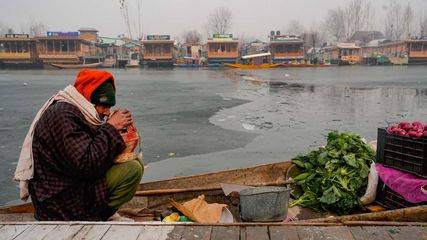 Kashmir First Snowfall In Plains Dal Lake Froze Tourists Enthusiasm Increased Freezing Temperature