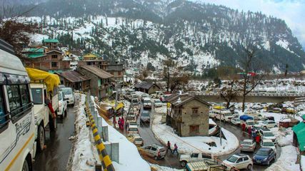 Manali Himachal Pradesh Heavy Snowfall More Than 1000 Vehicles Stuck At Rohtang Rescue Operation