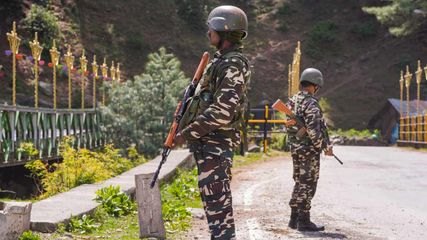 Terrorist Attack In Pahalgam Just Before Amarnath Yatra 27 Tourists Died Home Minister Left Kashmir