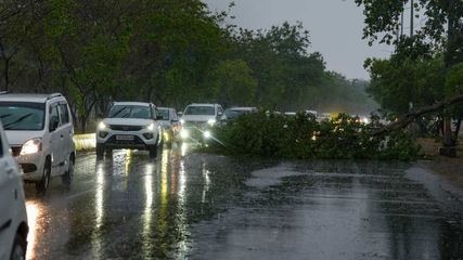 दिल्ली में बारिश का कहर : उड़ानें प्रभावित, तस्वीरों में देखें राजधानी का हाल 