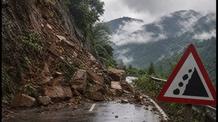 वीकेंड ट्रिप पर जा रहे हैं? पेलिंग-युक्सोम रोड बंद और दार्जिलिंग में भारी बारिश का अलर्ट, घर से निकलने से पहले ये पढ़ें