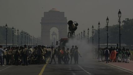 New Delhi's Air Quality Remains Very Poor With AQI Of 328 Amidst Resident Concerns