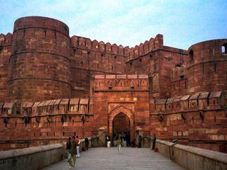 ಮನಸೂರೆಗೊಳ್ಳುತ್ತಿರುವ ಐತಿಹಾಸಿಕ ತಾಜ್ ಕೋಟೆ