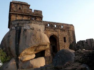 ಇಲ್ಲಿರುವ ದೇವಸ್ಥಾನದಲ್ಲಿ ಭಾವುಟ ಹಾರಿಸಿದ್ರೆ ಮಳೆಯಾಗುತ್ತಂತೆ!