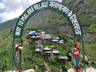 ಈ ಊರಿನಲ್ಲಿ ಹೊರಗಿನವರು ಮನೆ ಗೋಡೆಯನ್ನೂ ಮುಟ್ಟುವಂತಿಲ್ಲ, ಯಾಕೆ ಹೀಗೆ?