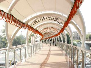 ರಸ್ತೆಯಲ್ಲಿ ಓಡಾಡೋದು ಕಷ್ಟವಾದ್ರೆ ಸ್ಕೈವಾಕ್ ಮಾಡಿ, ಏನಿದು ಸ್ಕೈವಾಕ್