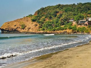 ವೇಲ್ನೇಶ್ವರ ಬೀಚ್‌ನಲ್ಲಿ ಈಜಾಡಿ, ಕೊಂಕಣಿ ಶೈಲಿ ಆಹಾರ ಸವಿಯಿರಿ.