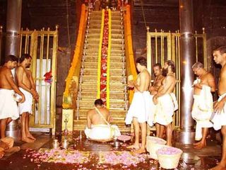 சபரிமலையில் ஐயப்பனாக காட்சி தருவது இவரா? திடுக்கிடும் தகவல்கள்