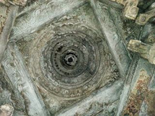 விஞ்ஞானிகளை விழிபிதுங்க வைக்கும் அந்தரத்தில் தொங்கும் இரட்டைத் தூண்கள் எங்கே தெரியுமா?