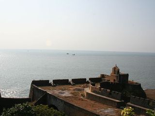 கடற்கரை ஓரத்தில் கண்கவர் கோட்டை... அசத்தும் அழகு பார்க்கப் போலாமா ?