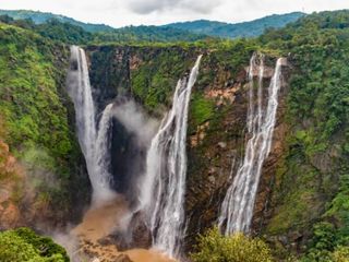 பருவமழையின் போது ஆர்ப்பரிக்கும் அழகிய நீர்வீழ்ச்சிகள் – இம்முறை கட்டாயம் தவறவிடாதீர்கள்!