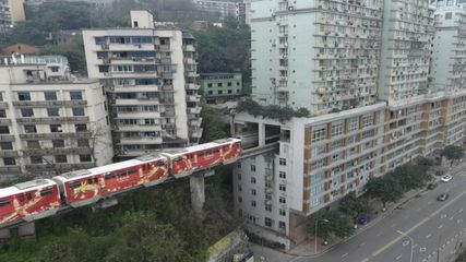 தினமும் அடுக்குமாடி குடியிருப்புகளுக்குள் செல்லும் ரயில் – உலகின் ஒரே அதிசய ரயில் பாதை!