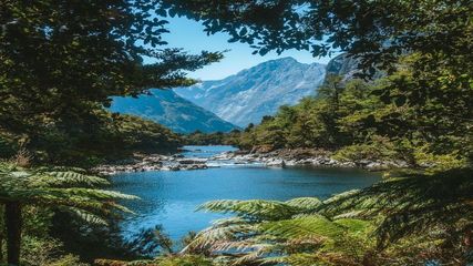 உலகிலேயே மிகவும் தெளிவான ஏரி – 200 அடி ஆழம் வரை வெறும் கண்ணால் பார்க்கலாம்!