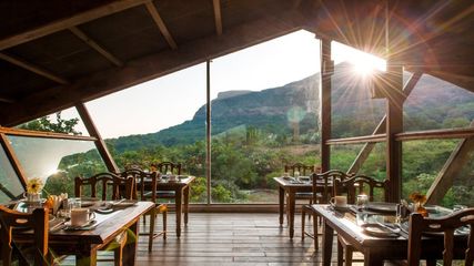 காதலியுடன் நட்சத்திரங்களின் கீழ் உறங்குவதை உங்களால் கற்பனை செய்ய முடியுமா?