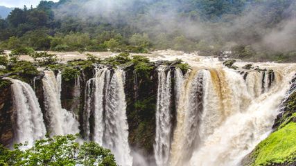 தமிழ்நாட்டுக்கு உள்ளேயும், பக்கத்துலயும் இவ்வளோ அழகான பெரிய நீர்வீழ்ச்சிகள் இருக்கு தெரியுமா?