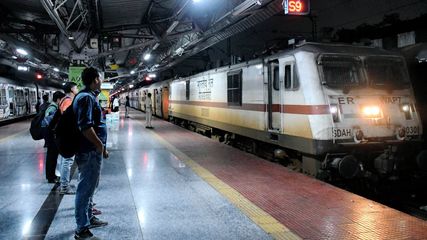 ரயில் பயணத்தின் போது நாம் எடுத்துச் செல்லக் கூடாத பொருட்கள் – மீறினால் தண்டனை தான்!