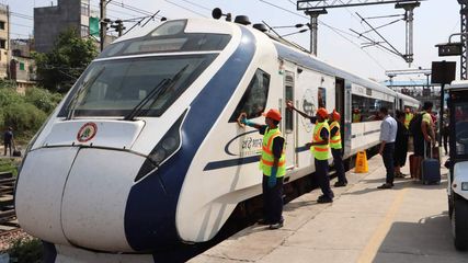 இந்த ஒரு செயலி போதும் – ரயிலில் எந்த தொந்தரவும் இல்லாமல் பயணம் செய்ய!