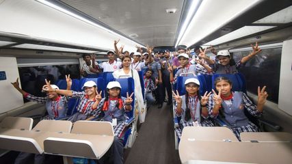 வந்தே பாரத் ரயிலை ஒரு நாள் படப்பிடிப்புக்கு கொடுத்து ரூ.23 லட்சம் வசூல் செய்த ரயில்வே!