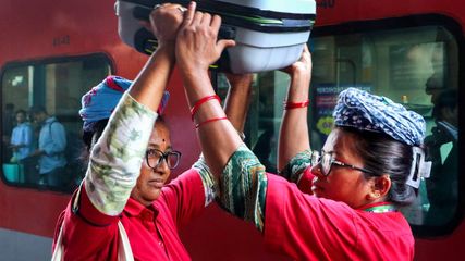 பயணிகளே கவனம்...ரயில் நேரம் மாறுது...இதை தெரிஞ்சுக்க மறந்துடாதீங்க