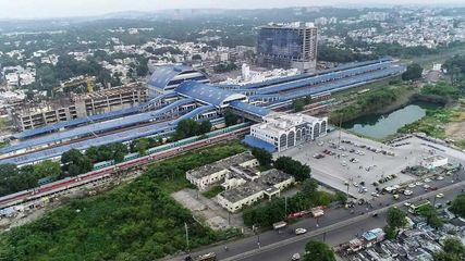 ஏர்போர்டையே மிஞ்சும் இந்தியாவின் முதல் தனியார் ரயில் நிலையம்...எங்குள்ளது தெரியுமா?