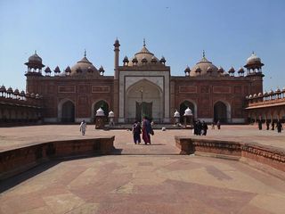 Travel to the 5 Largest Mosques in India