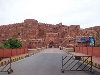  Mughal Stronghold: The Red Fort in Agra