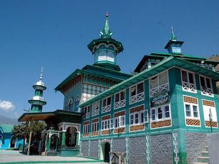 5 Famous Muslim Shrines Captured in Bollywood Movies