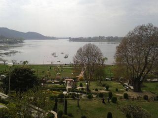 Enchanting Manasbal Lake in Kashmir 