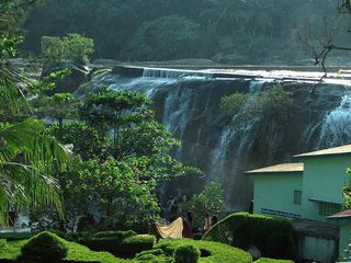 Tirparappu Waterfall In Tamil Nadu – With A Beautiful Swimming Pool