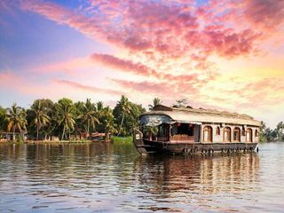 Epic Winter Vacations In India: Trip Idea 1 - Houseboat Cruise Through The Kerala Waters