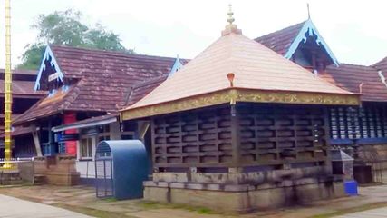 Thirumandhamkunnu Bhagavathy Temple, Perinthalmanna- Wade through the water up until your ankles