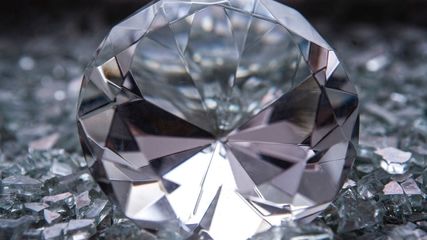 PM Modi's Gift to First Lady Shines Spotlight on Surat's Green Diamond Market