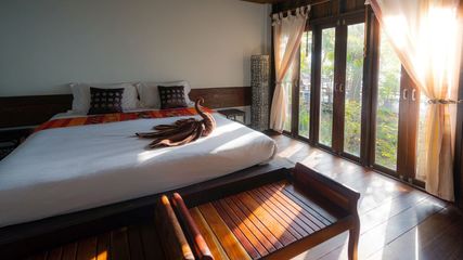 10 Essential Safety Tips for Solo Travelers Checking in at the Hotel Room