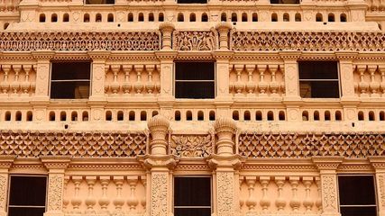 Explore the Thanjavur Maratha Palace: A Fusion of Dravidian and European Architecture