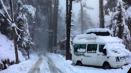 Snowfall Painted Jammu and Kashmir and HP; Flights Canceled, Highways Closed