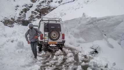 Yellow Alert Issued in Himachal Pradesh for Snowfall, 104 Roads Got Blocked