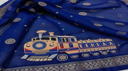 Gujarat: Vande Bharat and Tejas Saree Collections Steal the Spotlight in Surat Market