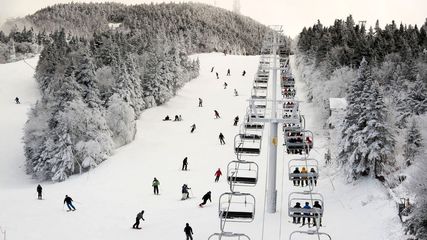 Great Lakes Region Faces Extreme Snowfall And Travel Disruptions