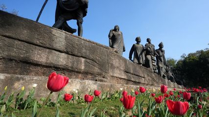Delhi Experiences Cool Temperatures And High Humidity Amid Poor Air Quality