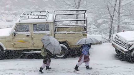 Heavy Snowfall Closes Jammu-Srinagar Highway, Disrupts Vaishno Devi Pilgrimage