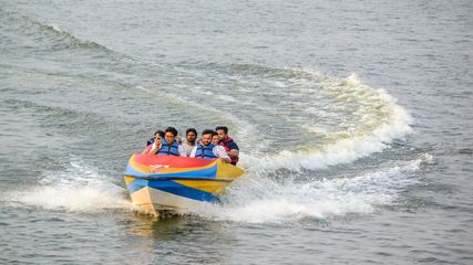 Kanpur’s Hidden Gem: Visitors Enjoying Water Sports and Paragliding at Ganga Barrage