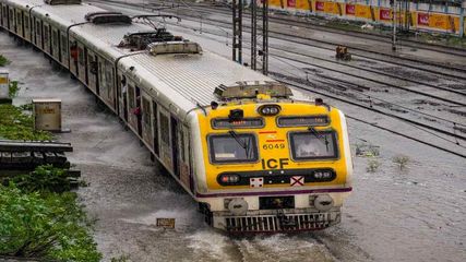 Mumbai's Western Line Faces Major Disruption After Technical Failure at Andheri Station